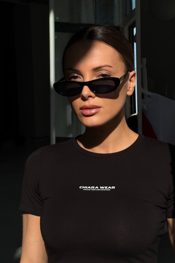 Krótki dopasowany t-shirt nadruk CHIARA - czarny