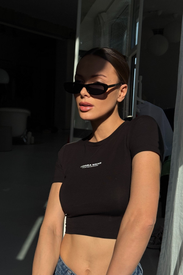 Krótki dopasowany t-shirt nadruk CHIARA - czarny 3