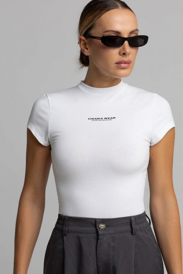 Krótki dopasowany t-shirt nadruk CHIARA - biały
