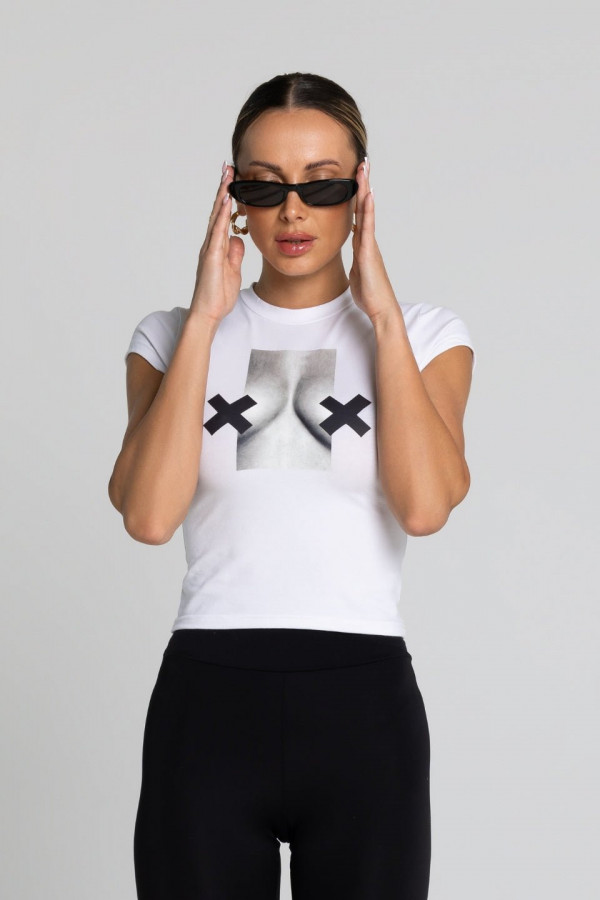 Krótki dopasowany t-shirt nadruk XX BOOBIES - biały