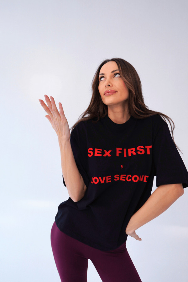 T-shirt bawełniany oversize SEX FIRST - czarny