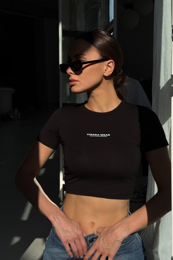 Krótki dopasowany t-shirt nadruk CHIARA - czarny 1